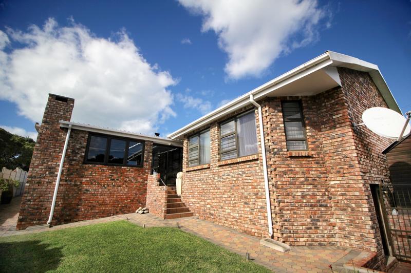 4 Bedroom Property for Sale in Fraaiuitsig Western Cape